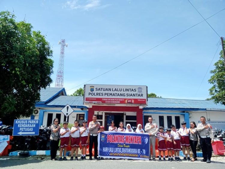 Mengenal Satuan Lalulintas, Kasat Lantas Polres Pematangsiantar Terima Kunjungan Siswa SD Swasta Kartini Handayani