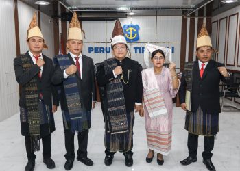 Wali Kota Pematangsiantar Wesly Silalahi  Menyerahkan SK Kepada Tiga Dewas Perumda Air Minum Tirta Uli Masa Jabatan 2025-2029
