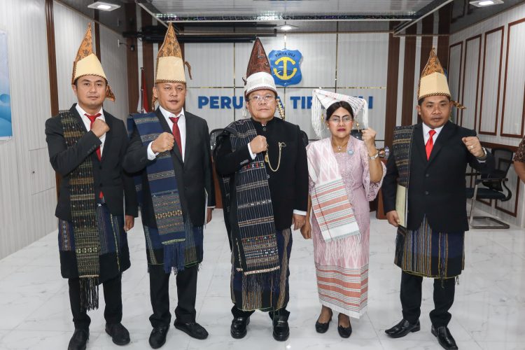 Wali Kota Pematangsiantar Wesly Silalahi  Menyerahkan SK Kepada Tiga Dewas Perumda Air Minum Tirta Uli Masa Jabatan 2025-2029