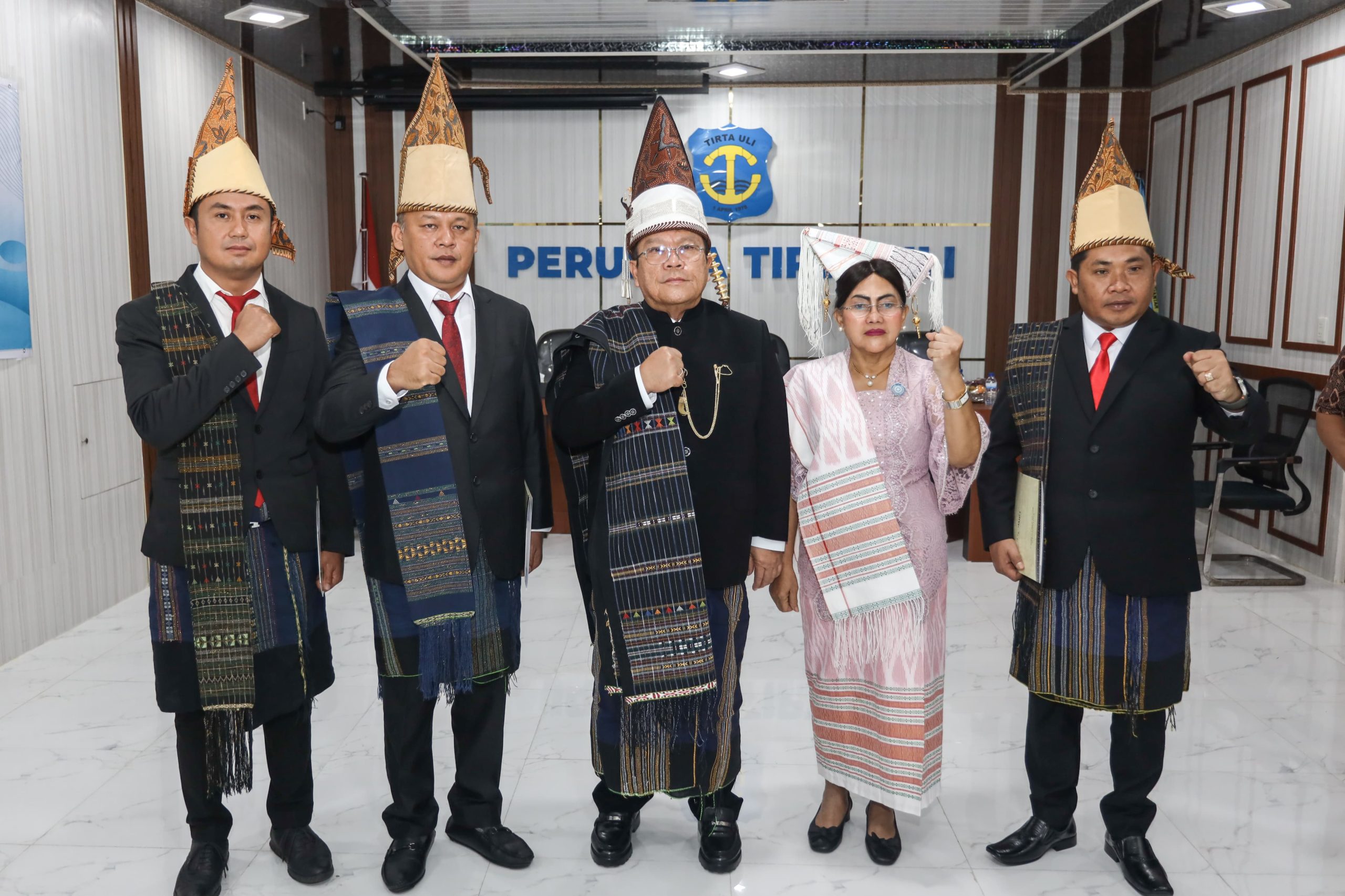 Wali Kota Pematangsiantar Wesly Silalahi  Menyerahkan SK Kepada Tiga Dewas Perumda Air Minum Tirta Uli Masa Jabatan 2025-2029