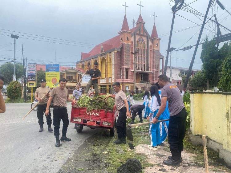 Polri Peduli Kebersihan, Polsek Siantar Utara Gotong Royong Bersama Masyarakat