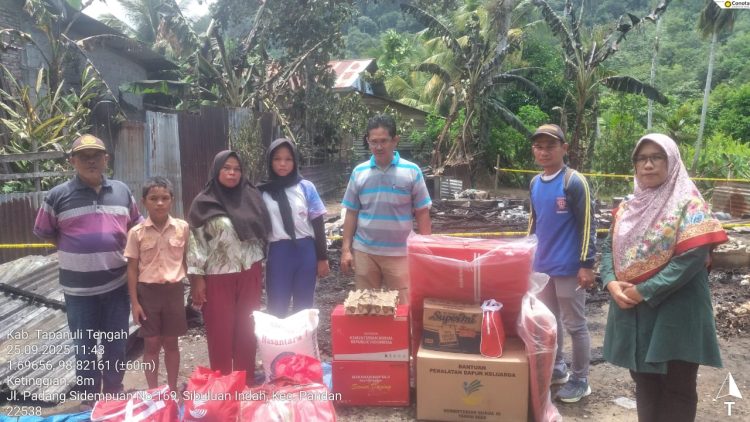 Pemkab Tapteng Bantu Korban Kebakaran Warga Lingkungan III Batu Harimau Kelurahan Sibuluan Indah