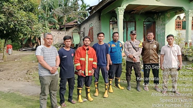 Polsek Bosar Maligas Sigap Tangani Kebakaran Rumah Warga di Nagori Sordang Bolon, Kerugian Capai Rp200 Juta