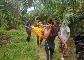 Tempuh Medan Terjal dan Curam, Kapolsek Tanah Jawa Pimpin Evakuasi Mayat di Sungai Tongguran
