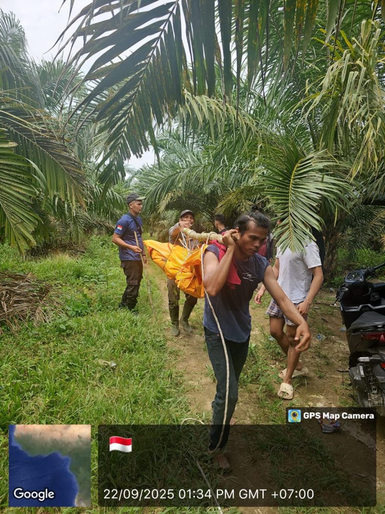 Tempuh Medan Terjal dan Curam, Kapolsek Tanah Jawa Pimpin Evakuasi Mayat di Sungai Tongguran