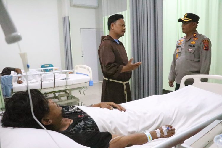 Kapolres Simalungun Besuk Korban Konflik PT TPL-Masyarakat, Serukan Perdamaian dan Ketenangan