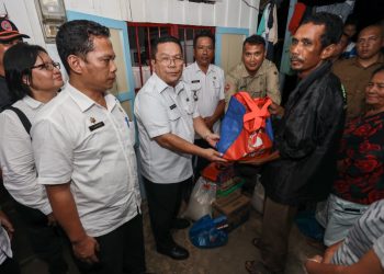 Wesly Kunjungi dan Serahkan Bantuan kepada Warga Terdampak Angin Puting Beliung di Kota Pematangsiantar 