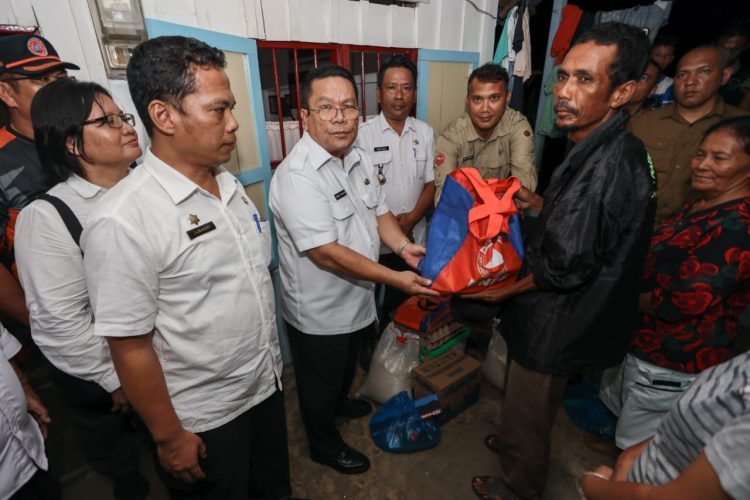 Wesly Kunjungi dan Serahkan Bantuan kepada Warga Terdampak Angin Puting Beliung di Kota Pematangsiantar 