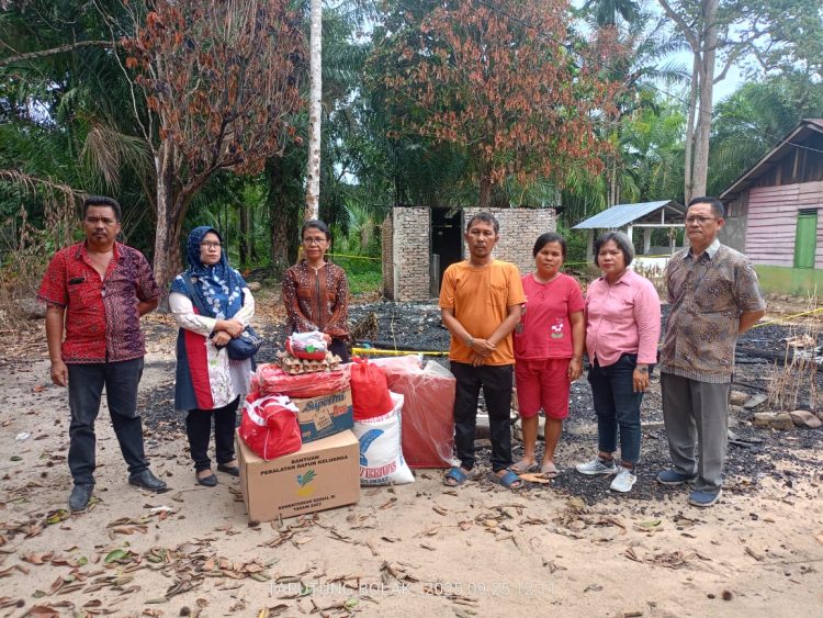 Pemkab Tapteng Berikan Bantuan Sosial Korban Kebakaran Di Kecamatan Sorkam