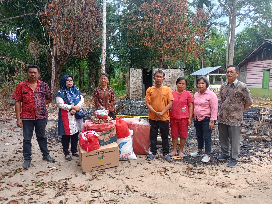 Pemkab Tapteng Berikan Bantuan Sosial Korban Kebakaran Di Kecamatan Sorkam