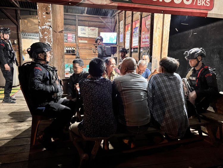 Brimob Batalyon C Pelopor Gelar Patroli Sambang Pos Kamling, Wujudkan Rasa Aman di Tengah Masyarakat