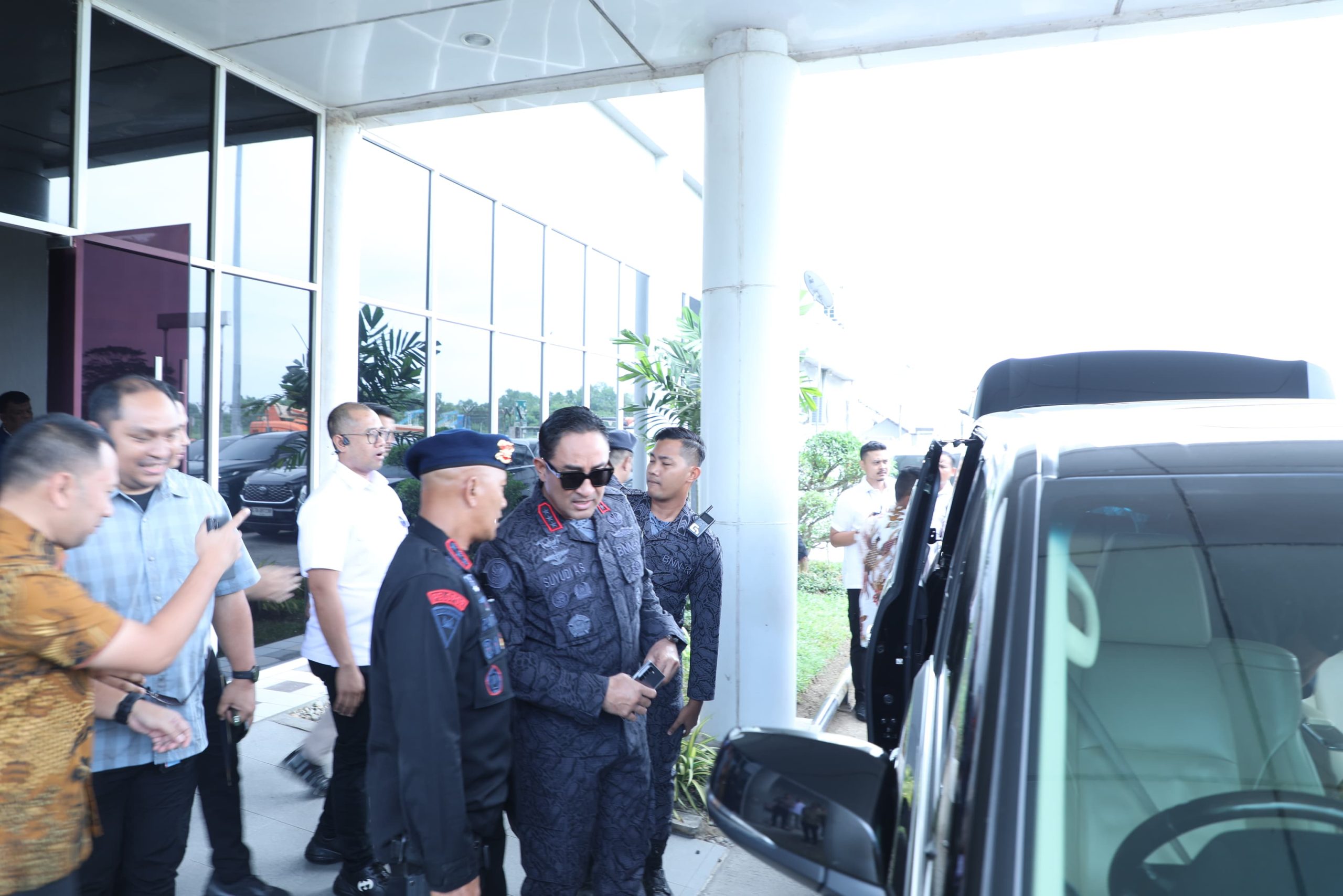 Dansat Brimob Polda Sumut Sambut Kehadiran KBNN RI di Kualanamu, Perkuat Kolaborasi Pemberantasan Narkoba Dansat Brimob Polda Sumut Sambut Kehadiran KBNN RI di Kualanamu, Perkuat Kolaborasi Pemberantasan Narkoba