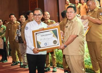 Wali Kota Wesly Silalahi Menerima Penghargaan Cakupan Kesehatan Semesta Yang Diserahkan Gubernur Sumut