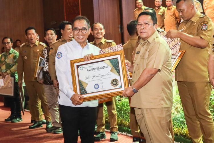 Wali Kota Wesly Silalahi Menerima Penghargaan Cakupan Kesehatan Semesta Yang Diserahkan Gubernur Sumut