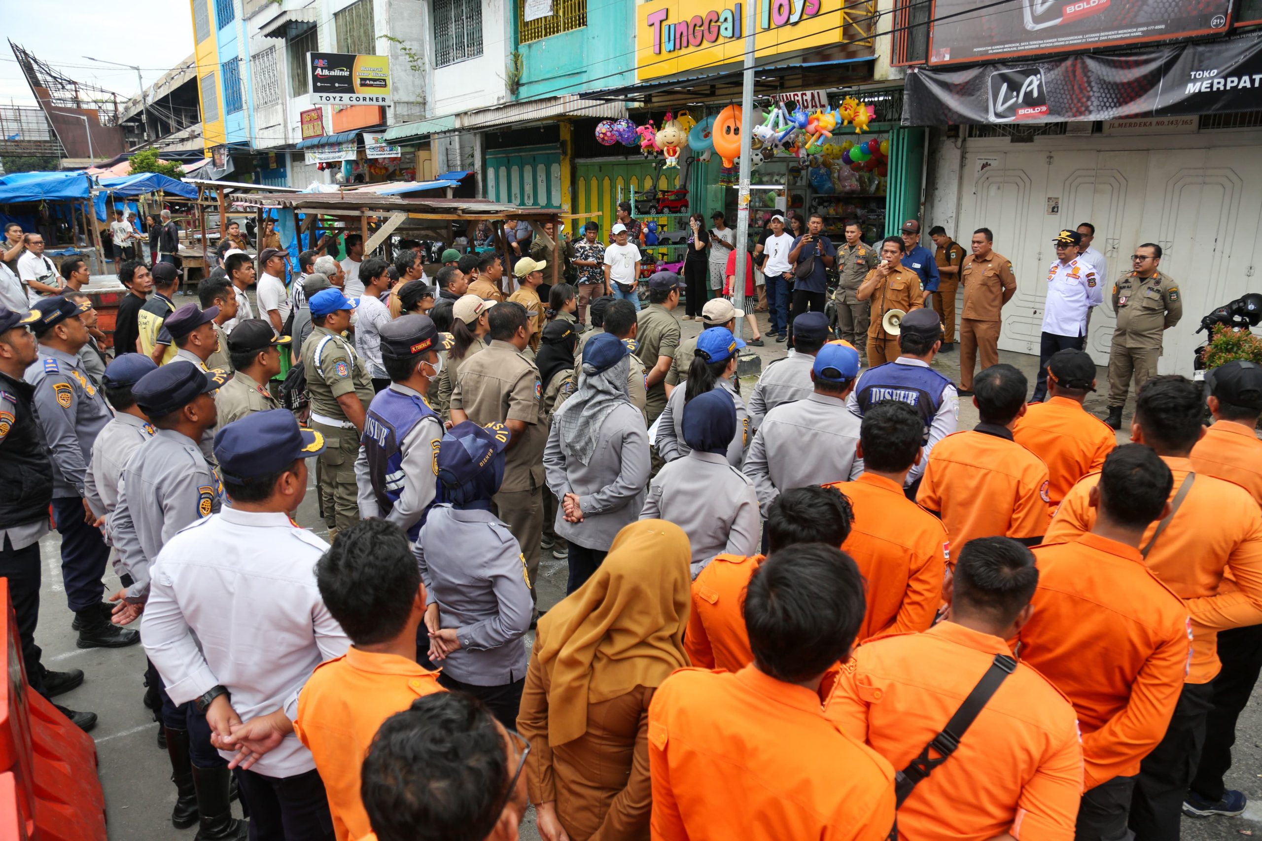 Sekda Siantar, Dirut PD PHJ  dan sejumlah pimpinan OPD Menyisiri Lorong Lapak Berjualan Dan berinteraksi Dengan Pedagang