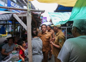 Sekda Siantar, Dirut PD PHJ  dan sejumlah pimpinan OPD Menyisiri Lorong Lapak Berjualan Dan berinteraksi Dengan Pedagang