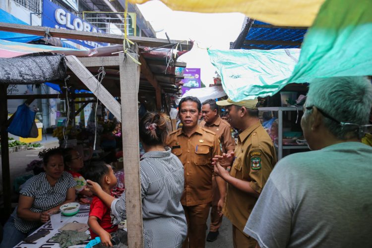 Sekda Siantar, Dirut PD PHJ  dan sejumlah pimpinan OPD Menyisiri Lorong Lapak Berjualan Dan berinteraksi Dengan Pedagang