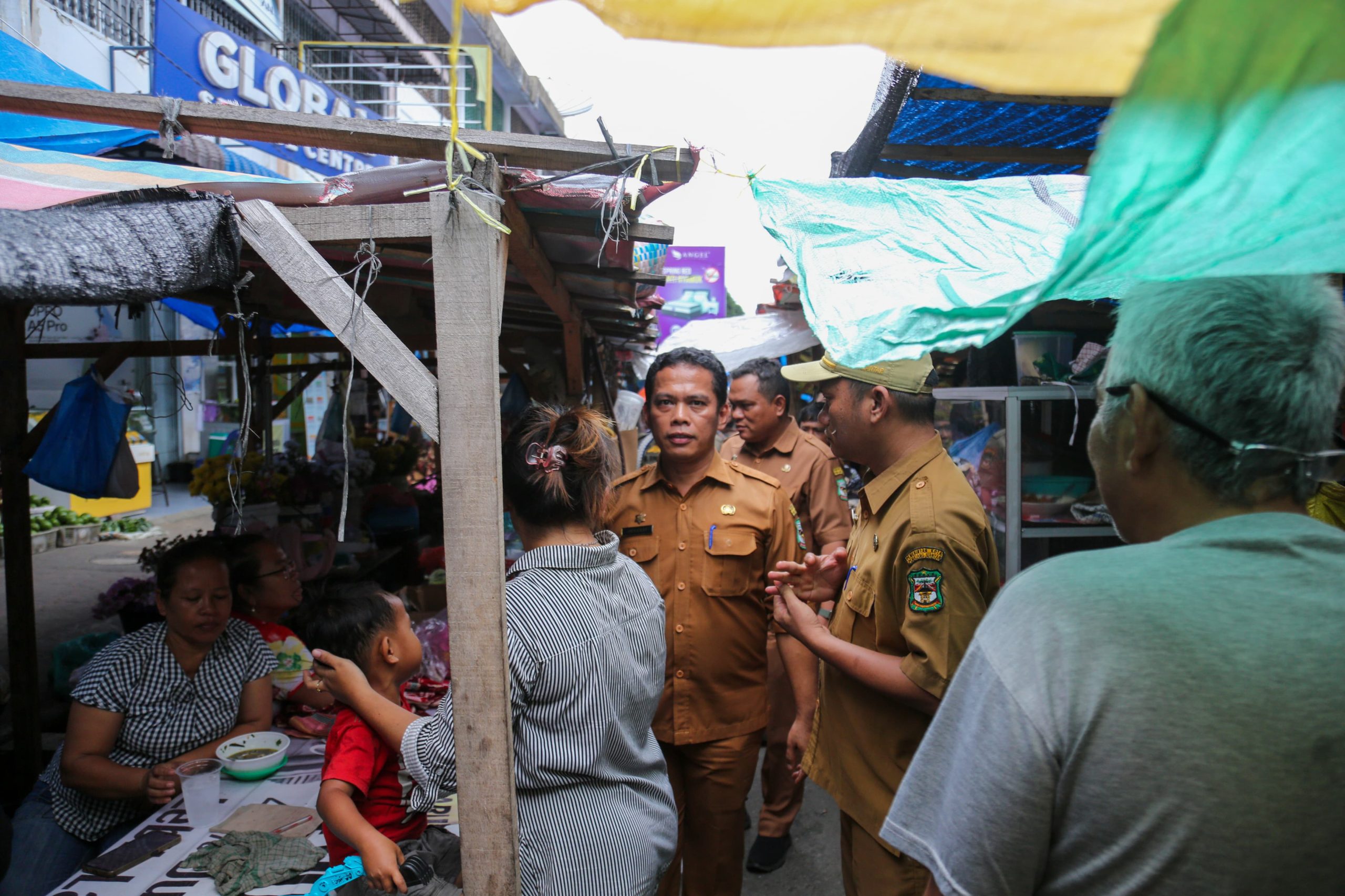 Sekda Siantar, Dirut PD PHJ dan sejumlah pimpinan OPD Menyisiri Lorong Lapak Berjualan Dan berinteraksi Dengan Pedagang Sekda Siantar, Dirut PD PHJ dan sejumlah pimpinan OPD Menyisiri Lorong Lapak Berjualan Dan berinteraksi Dengan Pedagang