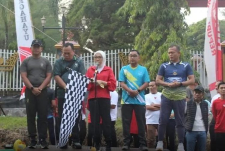 Pemkab Way Kanan Gelar Jalan Sehat Dan Estafet Lomba HUT RI ke 80
