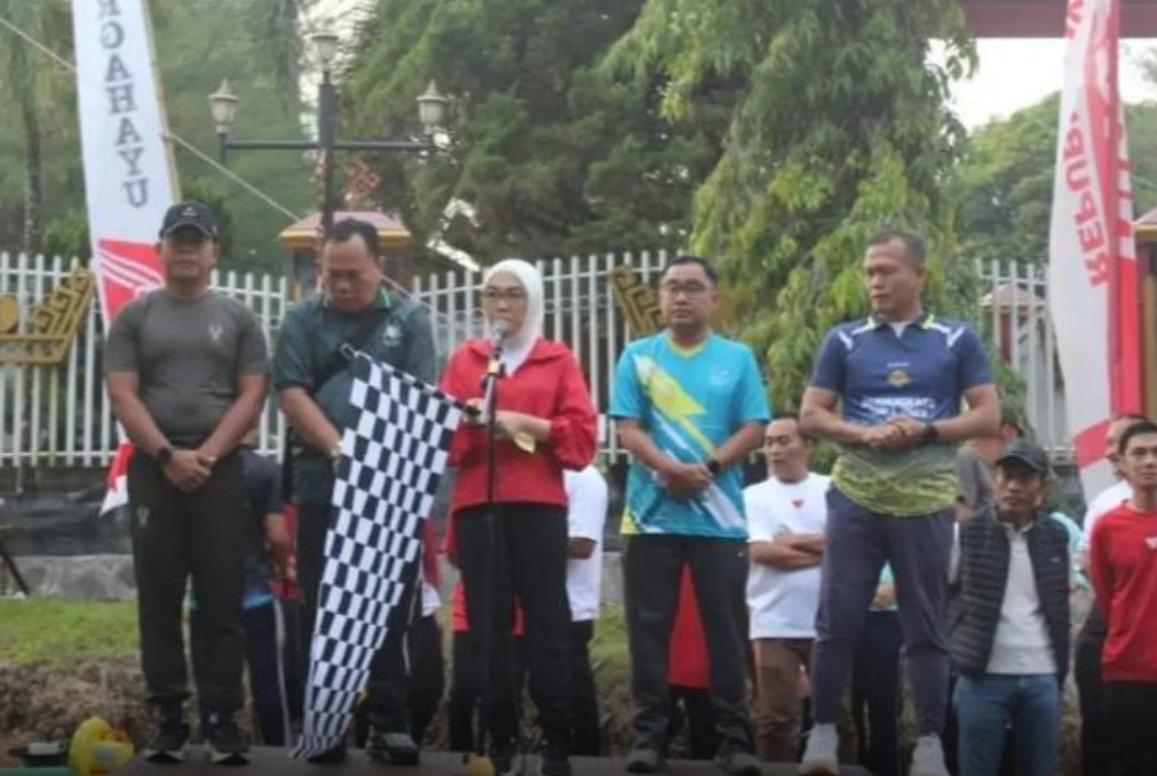 Pemkab Way Kanan Gelar Jalan Sehat Dan Estafet Lomba HUT RI ke 80