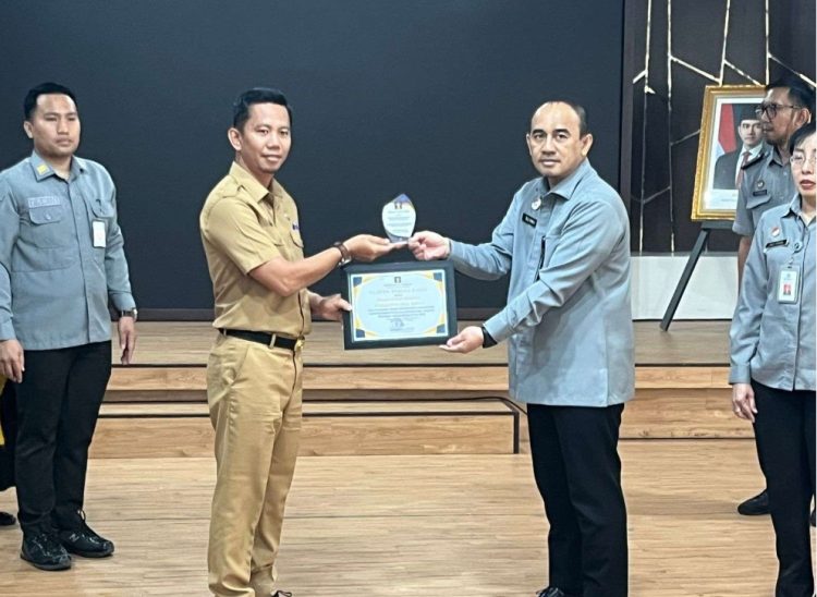 Pemkab Way Kanan Terima Penghargaan Atas Program Posbankum