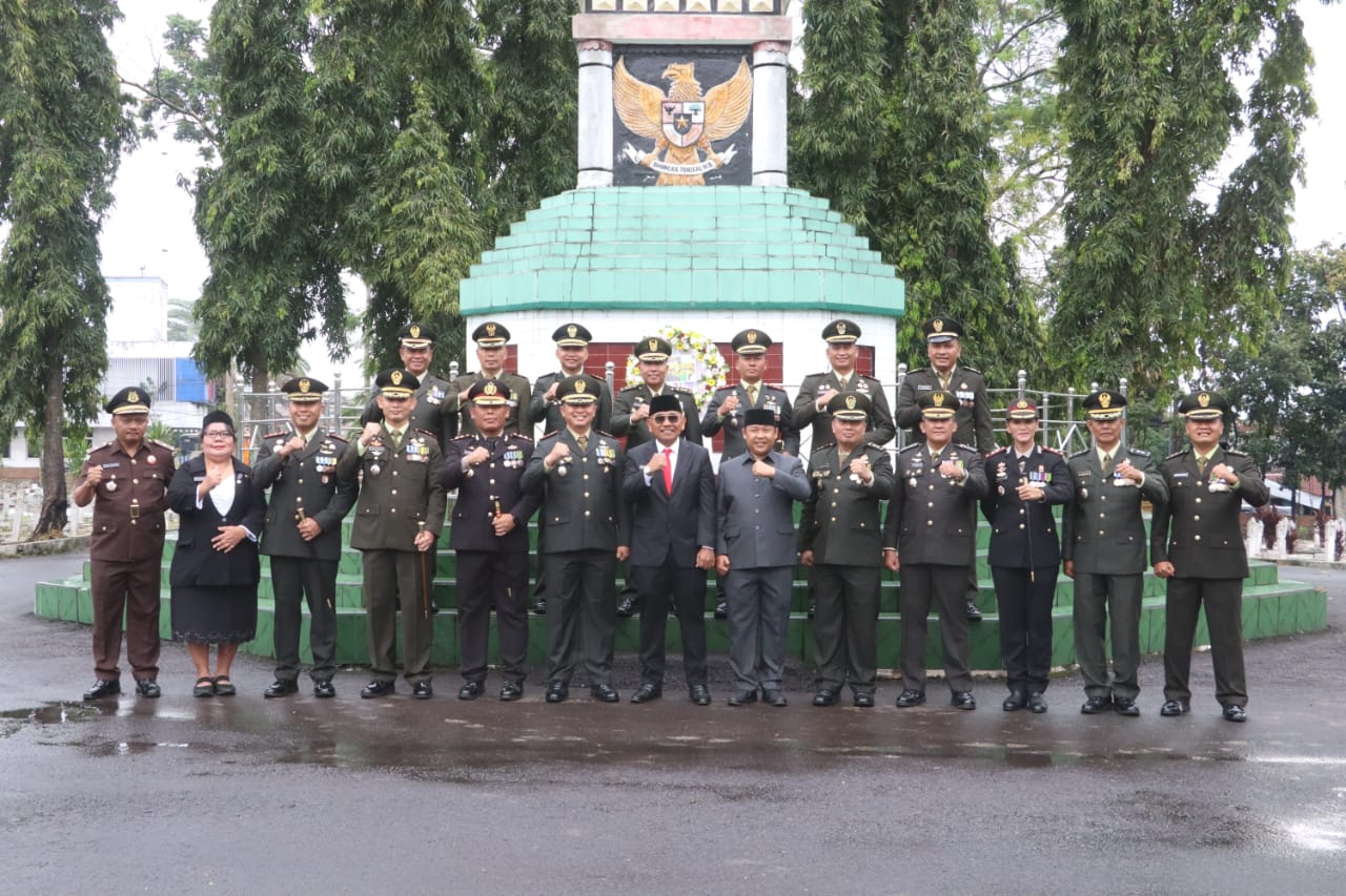 Kapolres Simalungun Ikuti Ziarah Kubur Nasional dan Tabur Bunga Peringatan HUT TNI ke-80 Kapolres Simalungun Ikuti Ziarah Kubur Nasional dan Tabur Bunga Peringatan HUT TNI ke-80