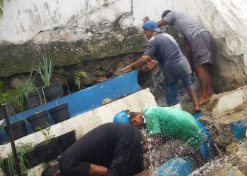 Pipa Milik Perumda Air Minum Tirta Uli Pematangsiantar di Jalan SKI Kelurahan Aek Nauli Pecah, Layanan Air Minum Alami Gangguan 