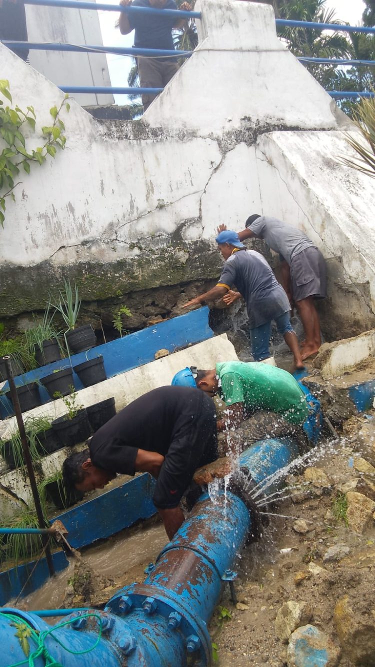 Pipa Milik Perumda Air Minum Tirta Uli Pematangsiantar di Jalan SKI Kelurahan Aek Nauli Pecah, Layanan Air Minum Alami Gangguan 