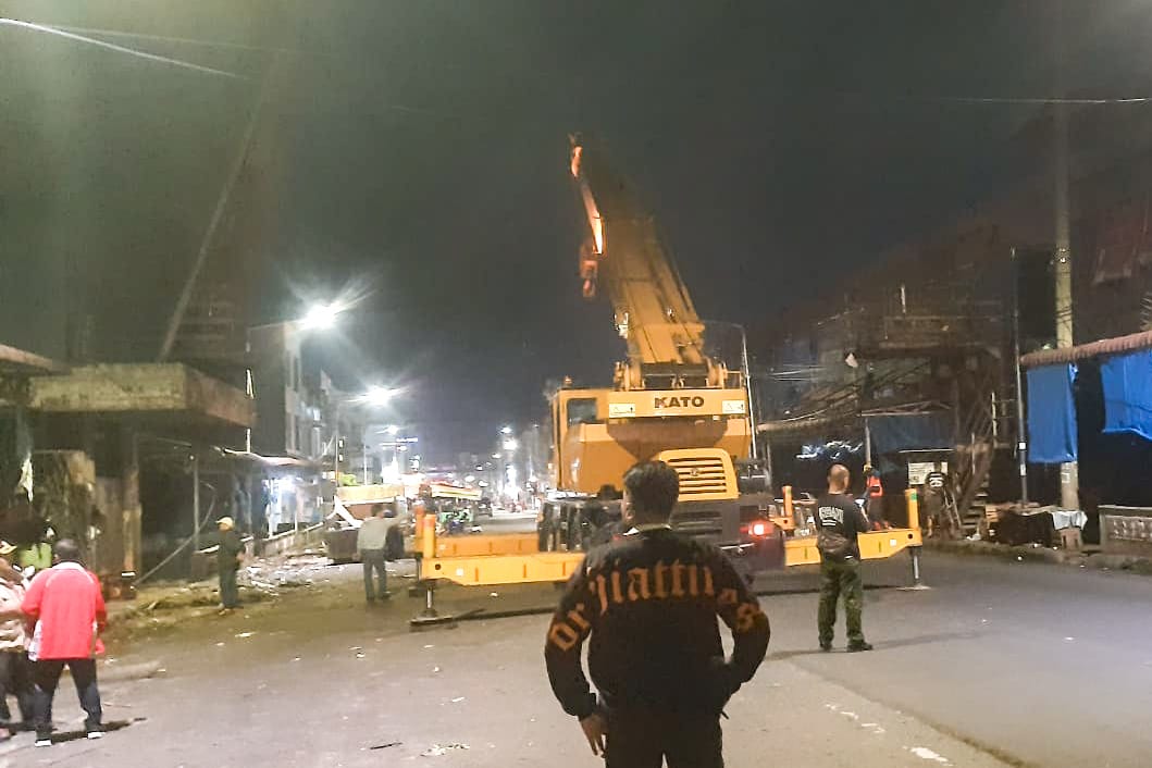 Jembatan Penyeberangan Pasar Horas di Jalan Merdeka Dibongkar Jembatan Penyeberangan Pasar Horas di Jalan Merdeka Dibongkar
