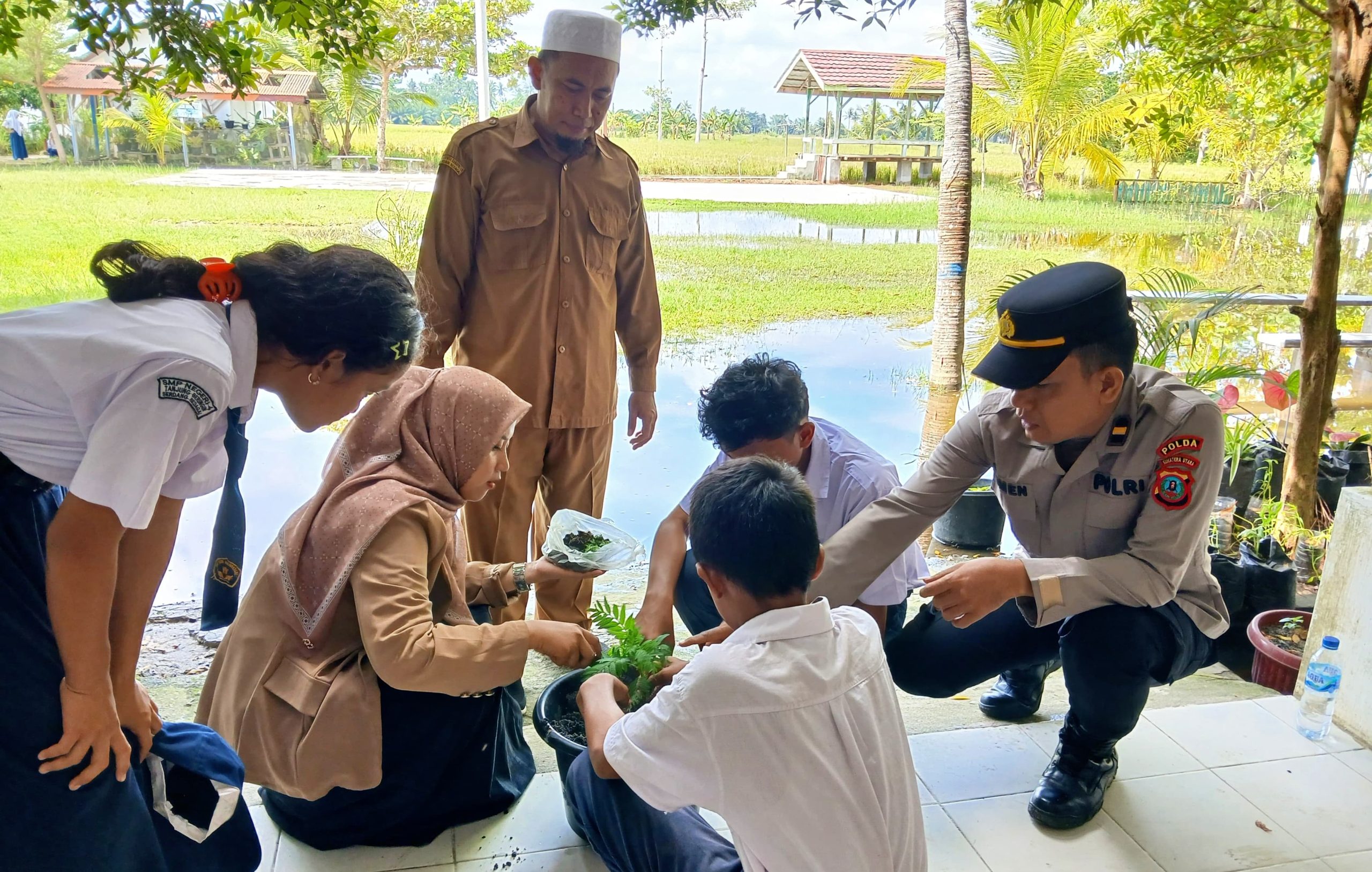 TNI–POLRI Bagikan Bubur Gratis dan Edukasi Kesehatan untuk Ratusan Siswa di Sergai TNI–POLRI Bagikan Bubur Gratis dan Edukasi Kesehatan untuk Ratusan Siswa di Sergai
