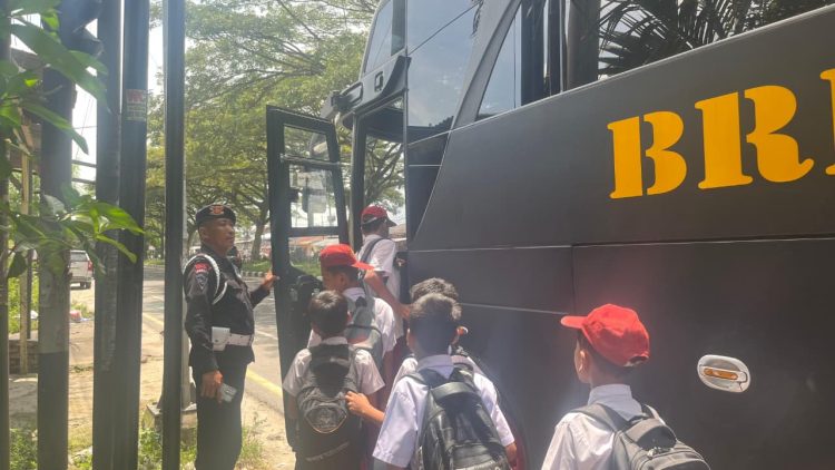Brimob Peduli, Antar Pulang Anak Sekolah: Wujud Nyata Kehadiran Polri di Tengah Masyarakat Brimob Peduli, Antar Pulang Anak Sekolah: Wujud Nyata Kehadiran Polri di Tengah Masyarakat