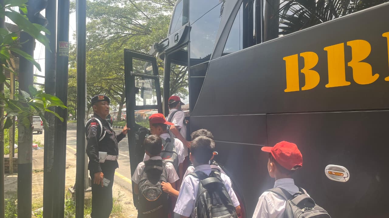 Brimob Peduli, Antar Pulang Anak Sekolah: Wujud Nyata Kehadiran Polri di Tengah Masyarakat