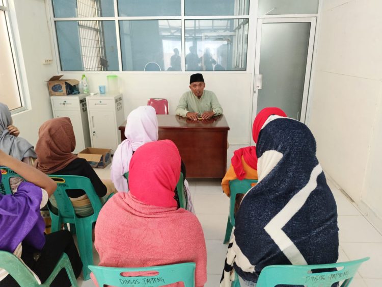 Dinsos Tapteng Lakukan Pembinaan Terhadap PPKS Yang Terjaring Razia Kafe Remang-remang Oleh Satpol PP Tapteng Dinsos Tapteng Lakukan Pembinaan Terhadap PPKS Yang Terjaring Razia Kafe Remang-remang Oleh Satpol PP Tapteng