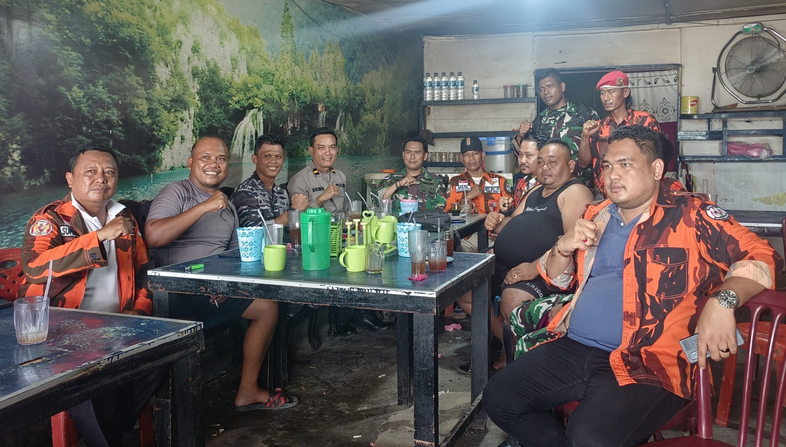 TNI–POLRI dan Ormas Bersatu Jaga Kondusivitas Jelang Satu Tahun Pemerintahan Prabowo–Gibran TNI–POLRI dan Ormas Bersatu Jaga Kondusivitas Jelang Satu Tahun Pemerintahan Prabowo–Gibran