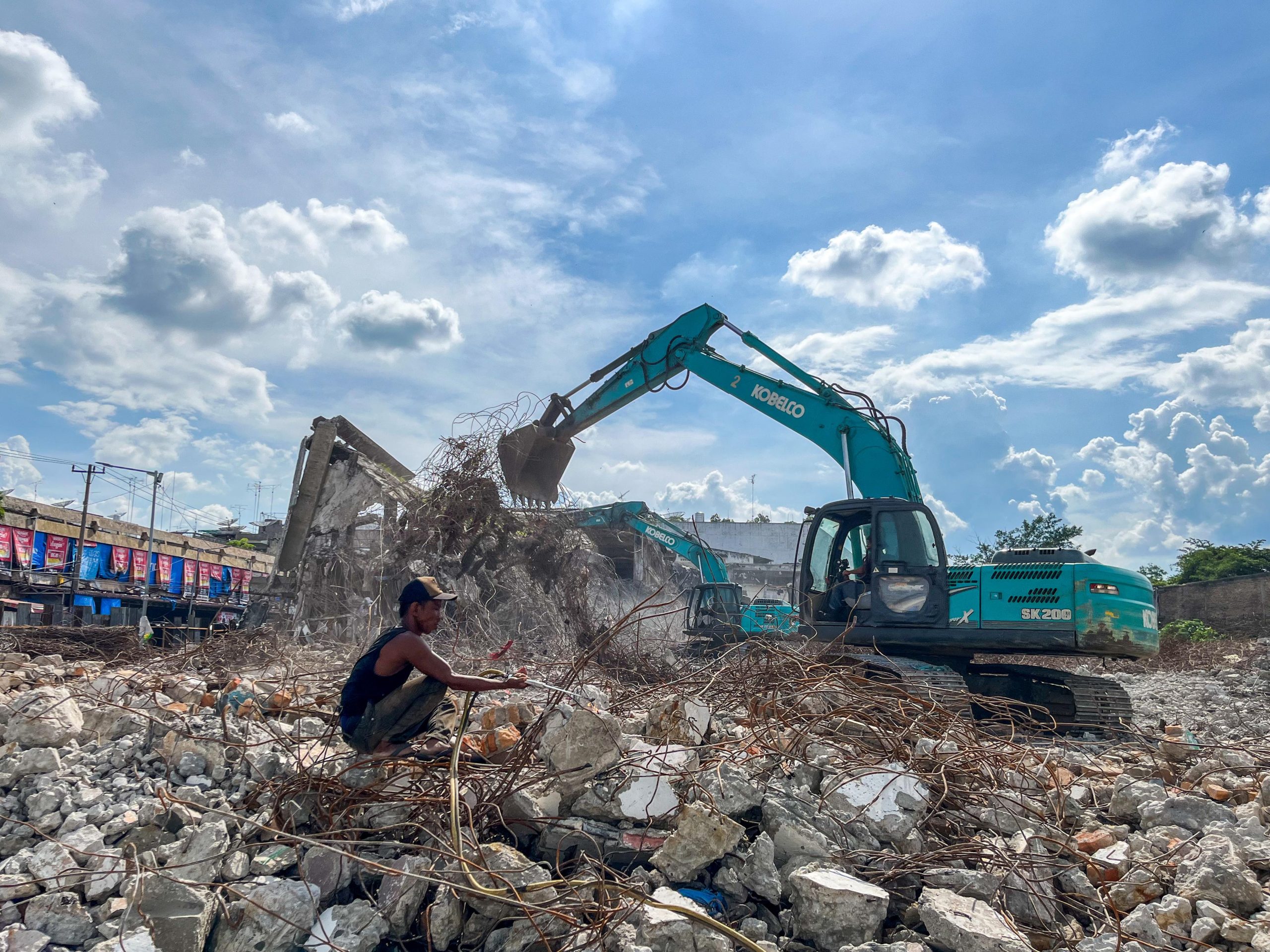 Hari Ketujuh, Progres Perobohan Gedung IV Pasar Horas di Jalan Merdeka Pematangsiantar Sudah Sekitar 55 Persen 