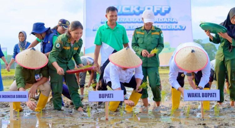Kick Off Penanaman Perdana Padi Gamagora 7, Bupati Tapteng : Tidak Boleh Ecek-Ecek Membantu Masyarakat Kick Off Penanaman Perdana Padi Gamagora 7, Bupati Tapteng : Tidak Boleh Ecek-Ecek Membantu Masyarakat