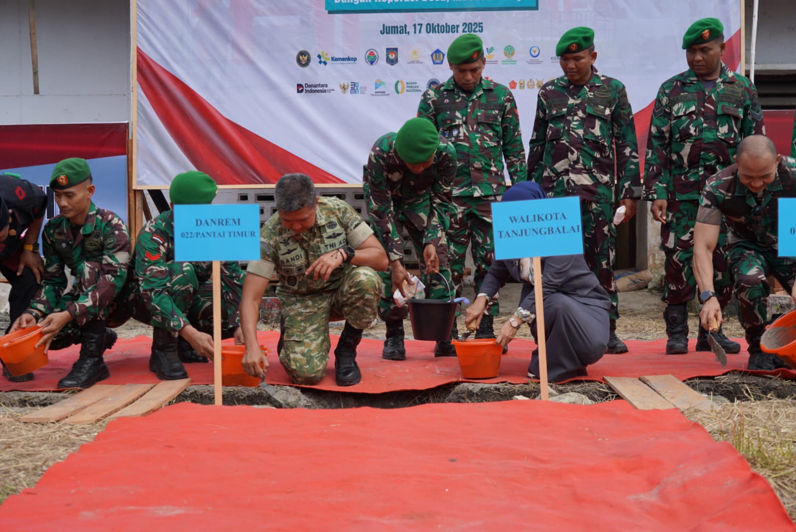 Danrem 022/PT Hadiri Peletakan Batu Pertama Pembangunan Koperasi Merah Putih di Tanjungbalai Danrem 022/PT Hadiri Peletakan Batu Pertama Pembangunan Koperasi Merah Putih di Tanjungbalai