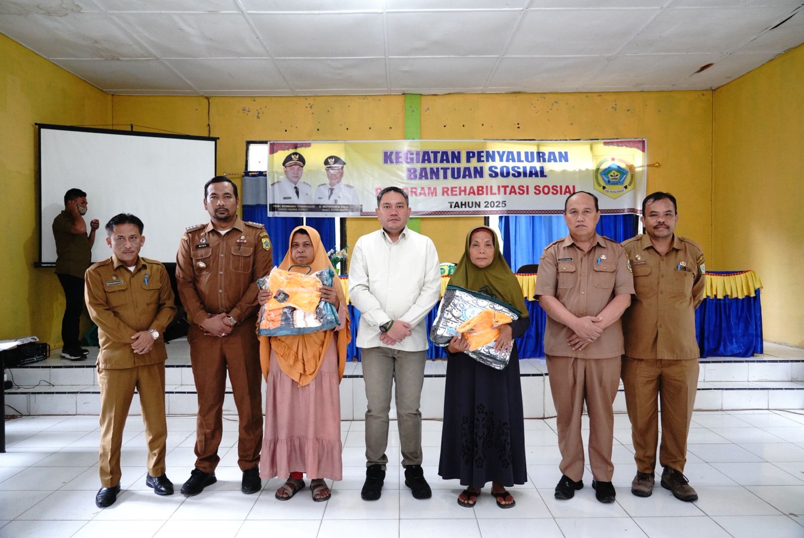 Bupati Pakpak Bharat Menyerahkan Bantuan Sosial Melalui Prohram Rehabilitasi Sosial Tahun 2025 di Kantor Camat Sitellu Tali Urang Jehe