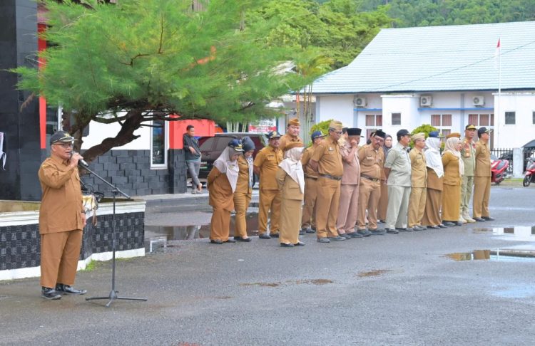 Staf Ahli Bidang Sosial Kesra Setdakab Tapteng Bertindak Selaku Pembina Apel Pejabat Eselon II dan III