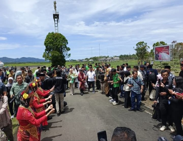 Pemko Sibolga Sambut Hangat Kedatangan Menko PM Muhaimin Iskandar di Bandara Pinangsori