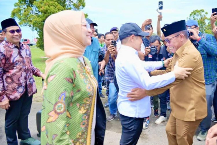 Bupati Tapteng Sambut Kedatangan Menko Pemberdayaan Masyarakat RI di Bandara Dr Ferdinand Lumbantobing Pinangsori Bupati Tapteng Sambut Kedatangan Menko Pemberdayaan Masyarakat RI di Bandara Dr Ferdinand Lumbantobing Pinangsori
