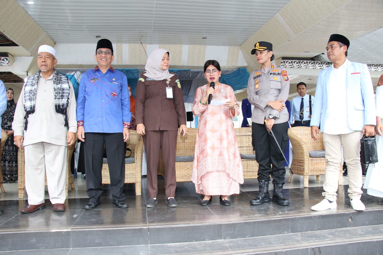 Ketua TP PKK Kota Pematangsiantar Melepas Peserta Pawai Ta'aruf FASI ke XIII BKPRMI Kota Pematangsiantar Tahun 2025