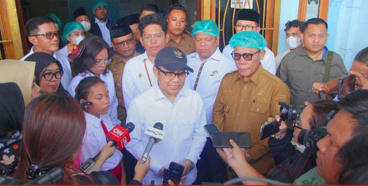 Bupati Tapteng Masinton Pasaribu Dampingi Menko Bidang Pemberdayaan Masyarakat Muhaimin Iskandar Tinjau Dapur MBG