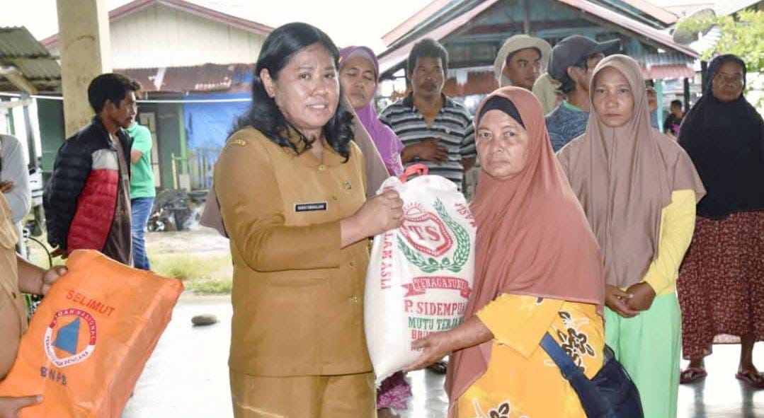 Pemkab Tapteng Salurkan Bantuan Kepada 16 KK Yang Terdampak Gelombang Tinggi