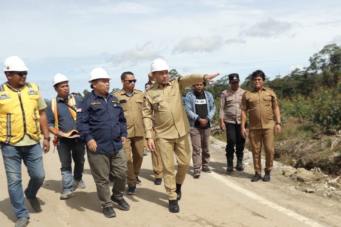 Bupati Pakpak Bharat Tinjau Pengerjaan Peningkatan Struktur Jalan Penghubung Pakpak Bharat-Dairi Pada Ruas Sigalingging-Kuta Jungak