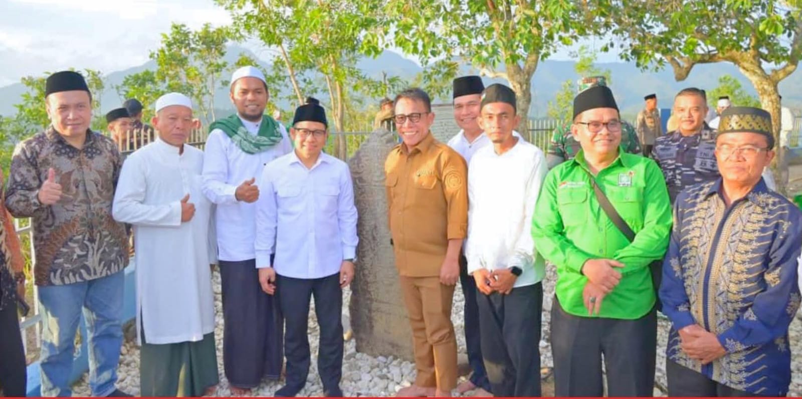 Bupati Tapteng Bersama Menko Pemberdayaan Masyarakat RI Ziarah Ke Makam Papan Tinggi dan Makam Mahligai