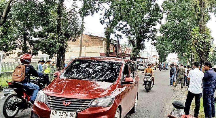 Forkopimca Siantar dan Instansi Terkait Tertibkan Pohon Rawan Tumbang di Jalur Vital Kecamatan Siantar Forkopimca Siantar dan Instansi Terkait Tertibkan Pohon Rawan Tumbang di Jalur Vital Kecamatan Siantar