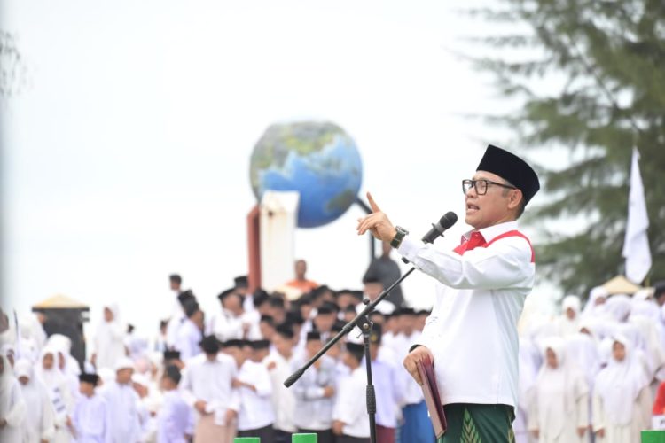 Hadiri Apel Hari Santri Nasional 2025, Menko PM RI : Barus Tempat Penyebaran Agama Islam Ke Penjuru Negeri Hadiri Apel Hari Santri Nasional 2025, Menko PM RI : Barus Tempat Penyebaran Agama Islam Ke Penjuru Negeri