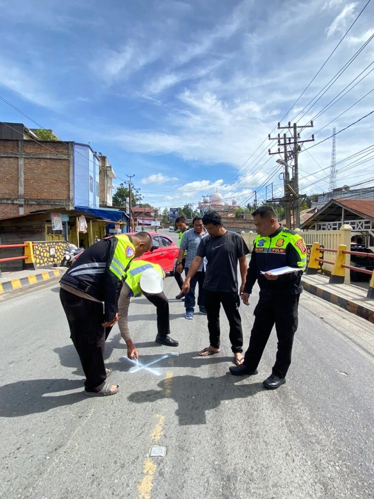 Sepeda Motor Hantam Dinding Truck di Pasar Siborongborong , 1 Meninggal dan 2 Luka-luka