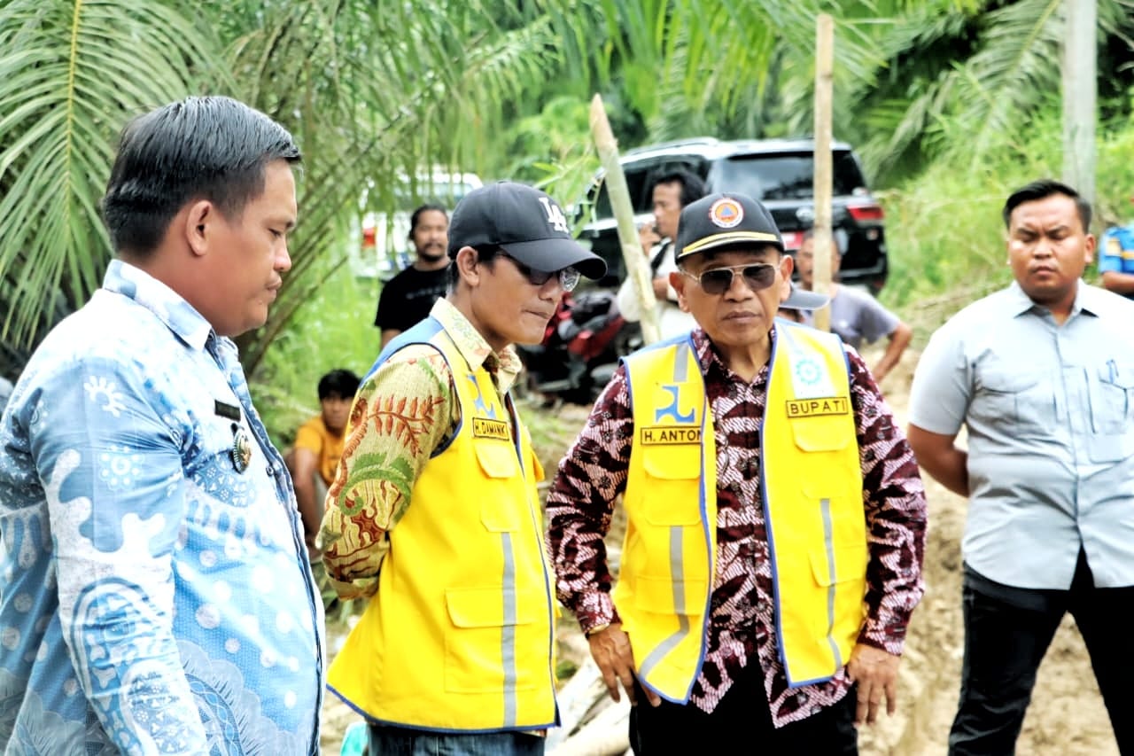 Bupati Anton Achmad Saragih: Lincah di Pusat, Sigap di Daerah — Membangun Simalungun dari Dua Arah, Dari Ruang Menteri di Jakarta Hingga Tanah Longsor di Raya, Kepemimpinan Nyata untuk Infrastruktur dan Rakyat Simalungun